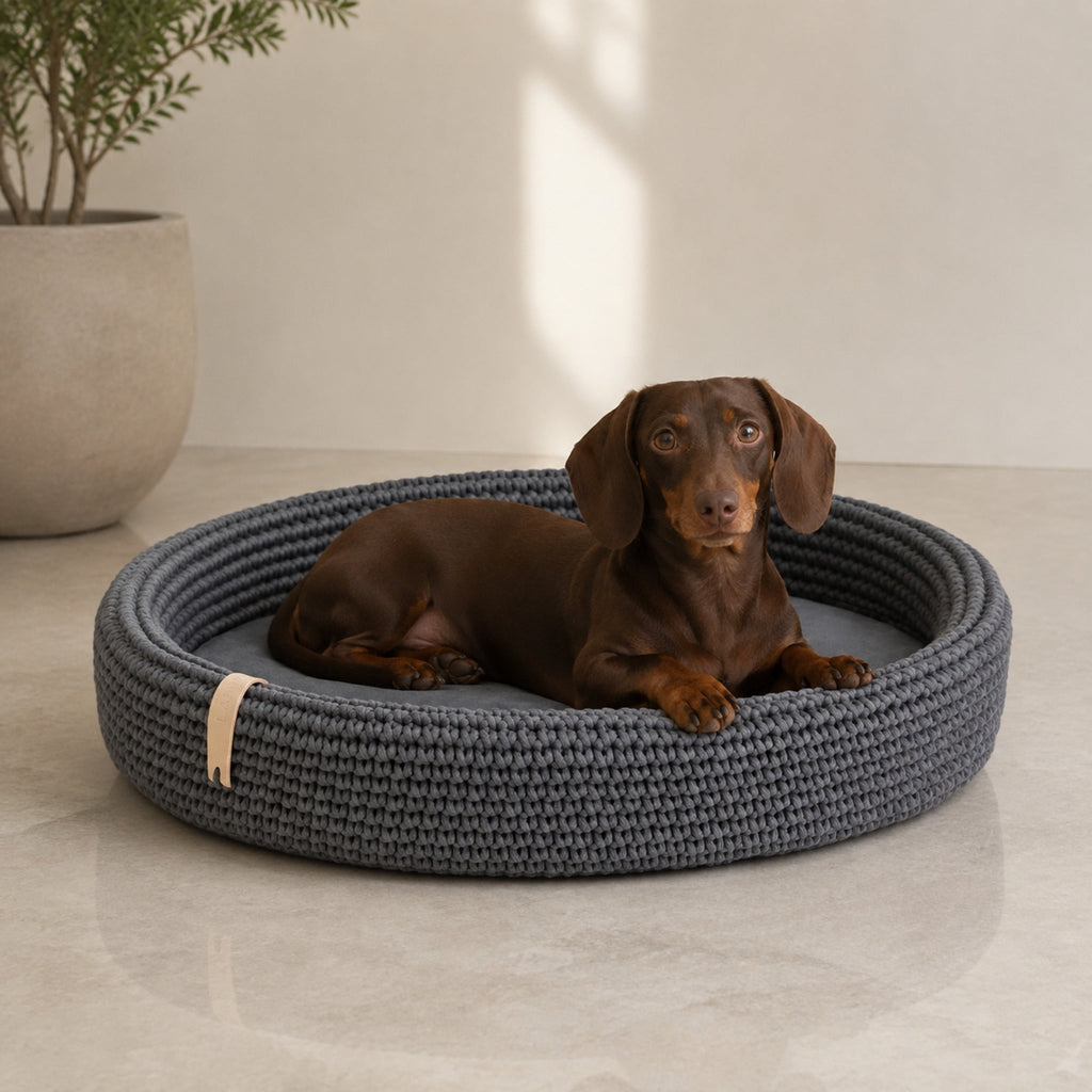 Lukko handgeflochtenes Hundebett – Anthrazit – Premium Studioaufnahme auf reflektierendem Boden