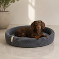 Lukko handgeflochtenes Hundebett – Anthrazit – Premium Studioaufnahme auf reflektierendem Boden