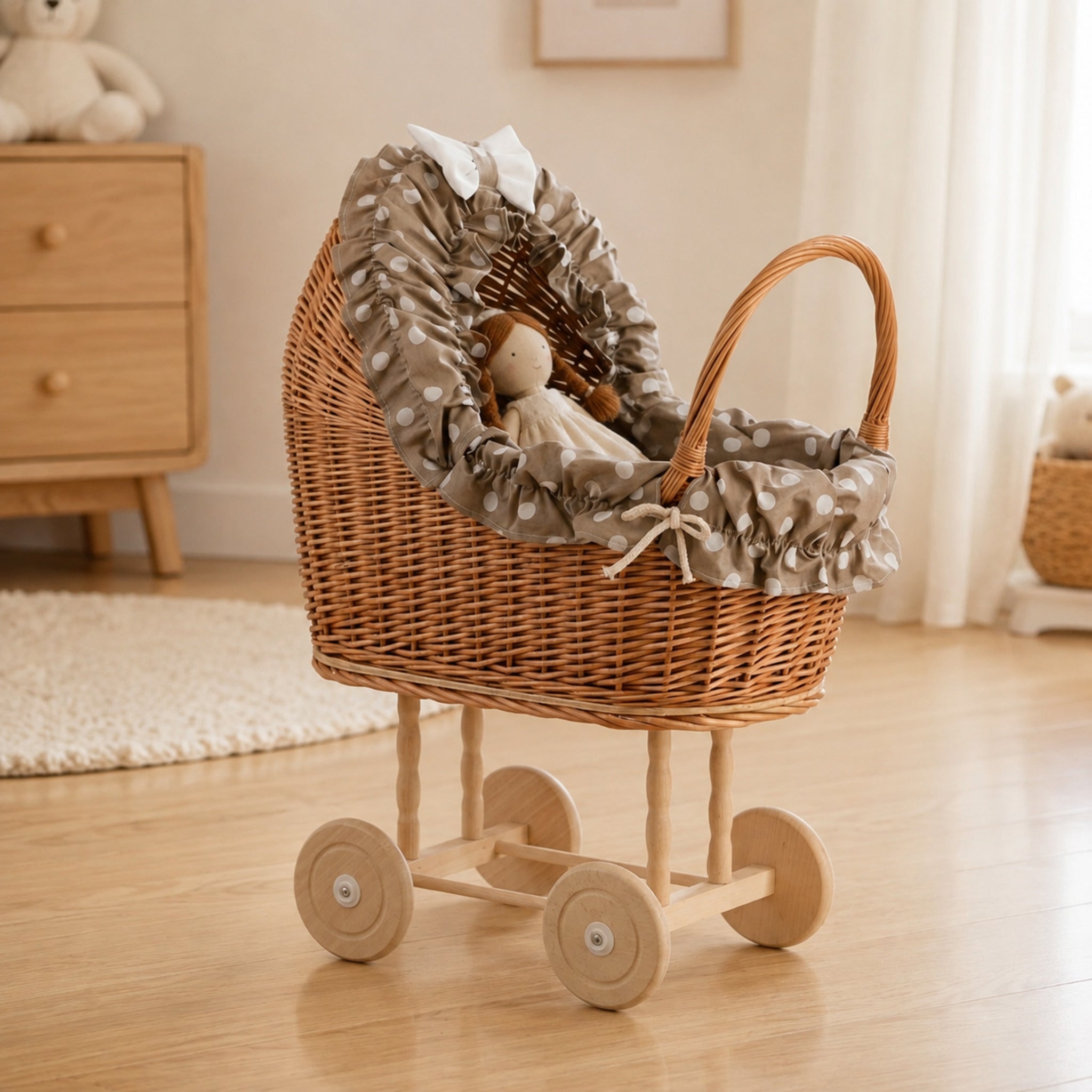 Lulu Puppenwagen aus Weide mit beiger Bettwäsche im Kinderzimmer