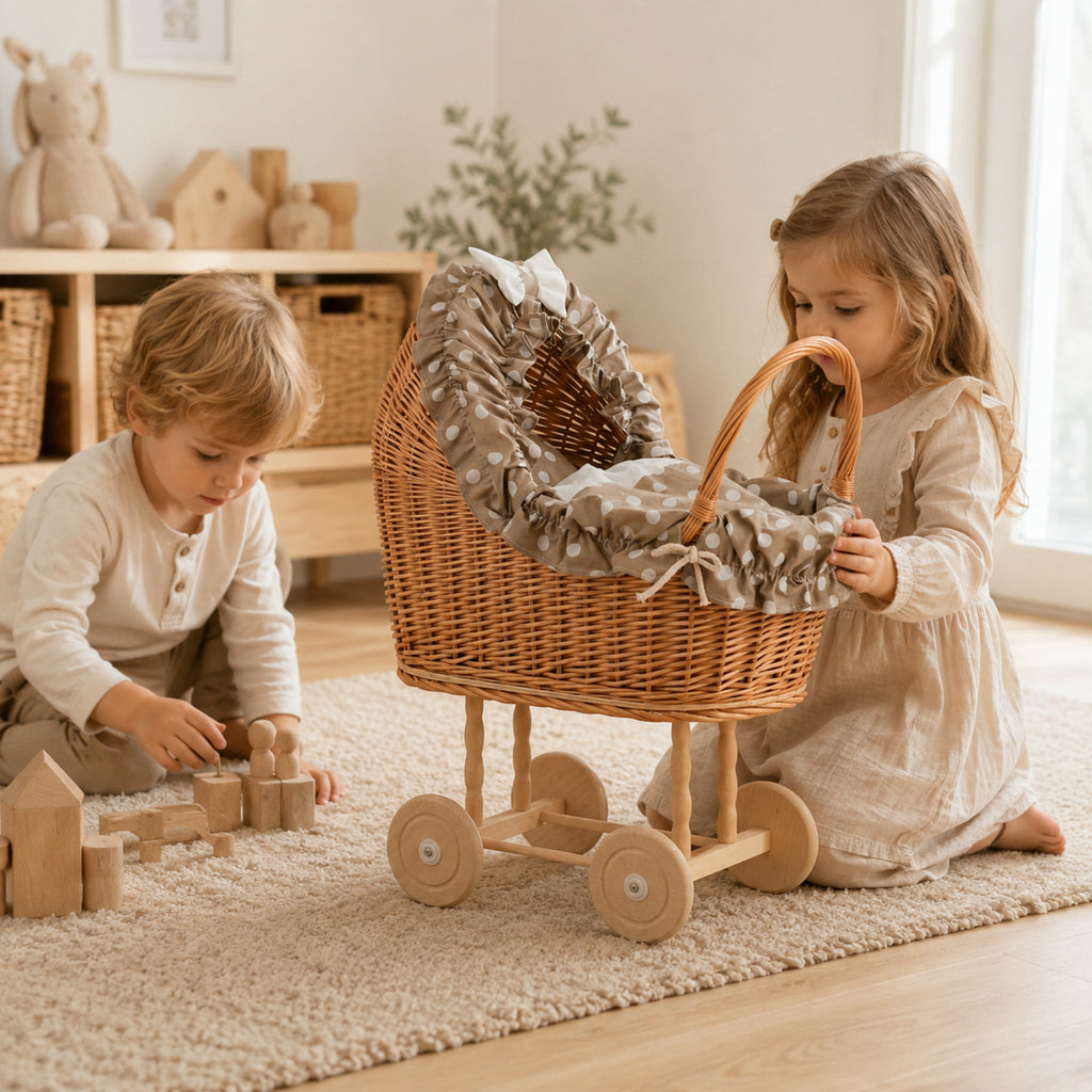 Kinder spielen mit dem beigen Lulu Weiden-Puppenwagen