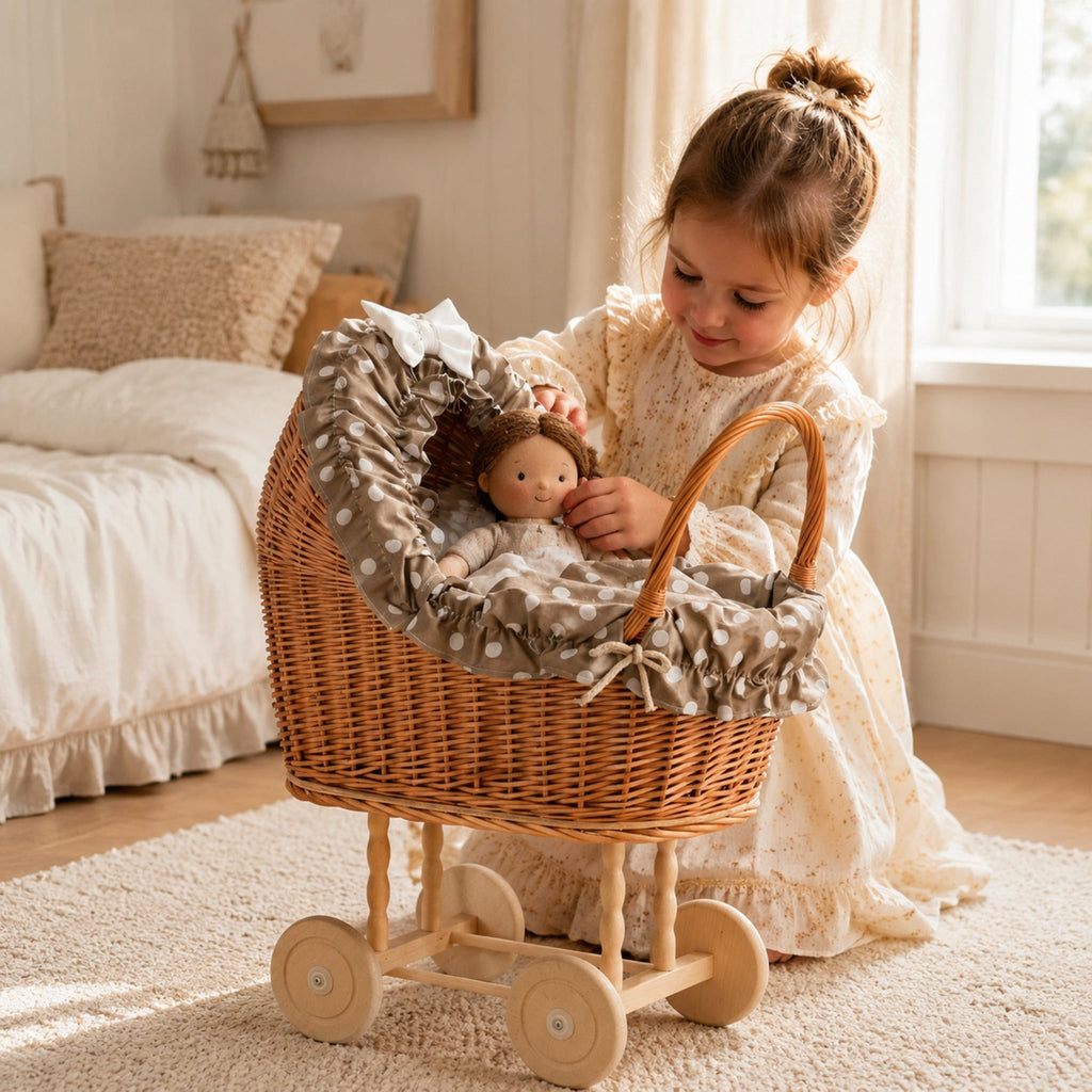 Kind bettet eine Stoffpuppe in den Lulu Puppenwagen