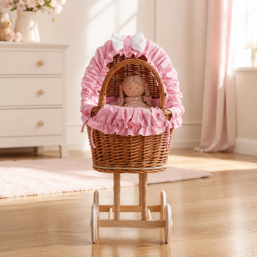 Lulu Puppenwagen aus Weide mit rosa Pünktchenstoff im Kinderzimmer