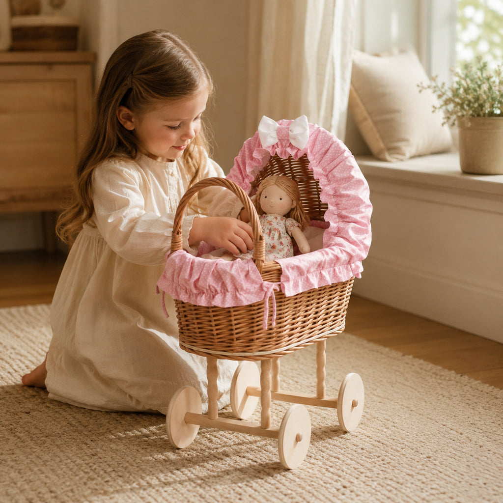 Kind legt eine Stoffpuppe in den rosa Lulu Puppenwagen