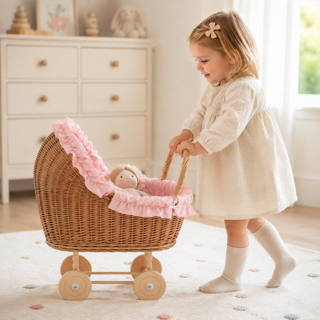 Kind schiebt den rosa Lulu Puppenwagen im Spielzimmer