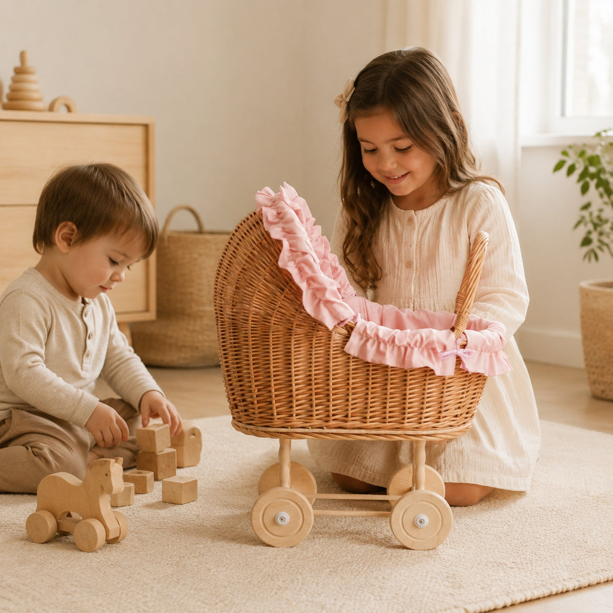 Kinder spielen mit Lulu Puppenwagen Modell 2 aus Weide