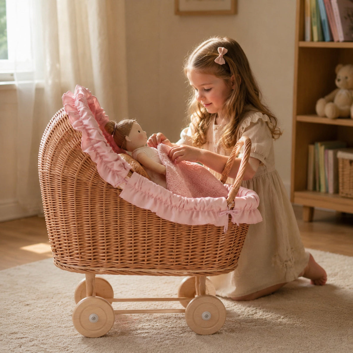 Kind deckt die Stoffpuppe im rosa Lulu Puppenwagen zu