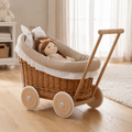 Luna Puppenwagen mit beiger Bettwäsche – Premiumansicht