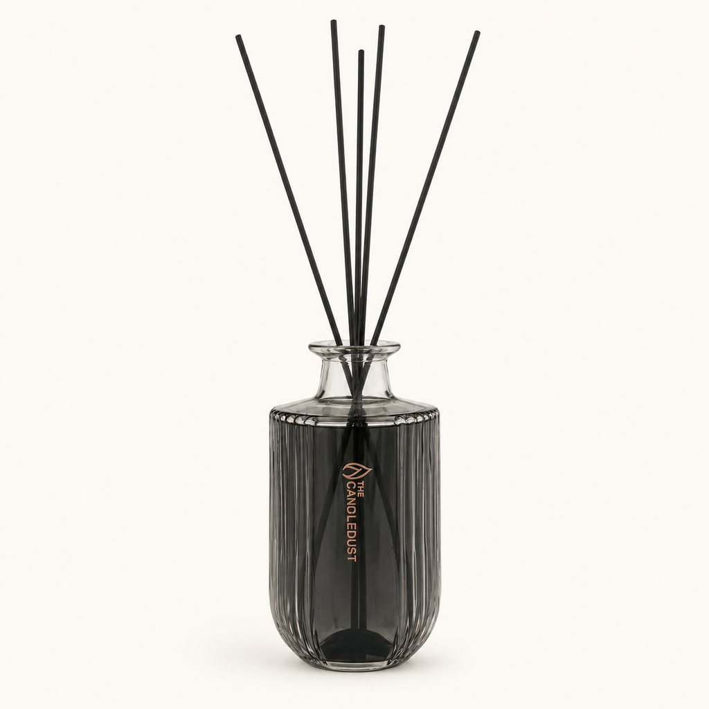 Luxus-Raumduft Signature 500 ml mit dunklem Duft und schwarzen Faserstäbchen