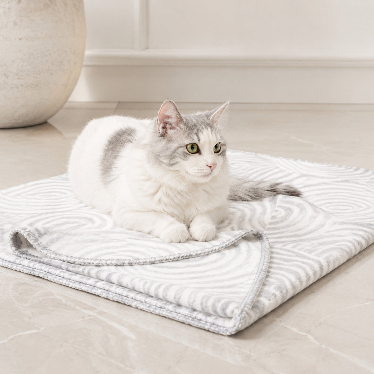 Manno Haustierdecke Grau Weiß mit Katze – Premium Produktfoto 2048x2048