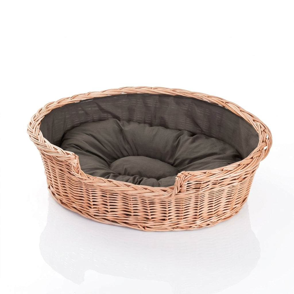 Esmira Haustierbett aus Naturweide mit braun gepunktetem Kissen – 85 × 67 cm