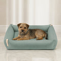 Moe Hundebett Soft Teal mit Terrier – Premium Produktfoto