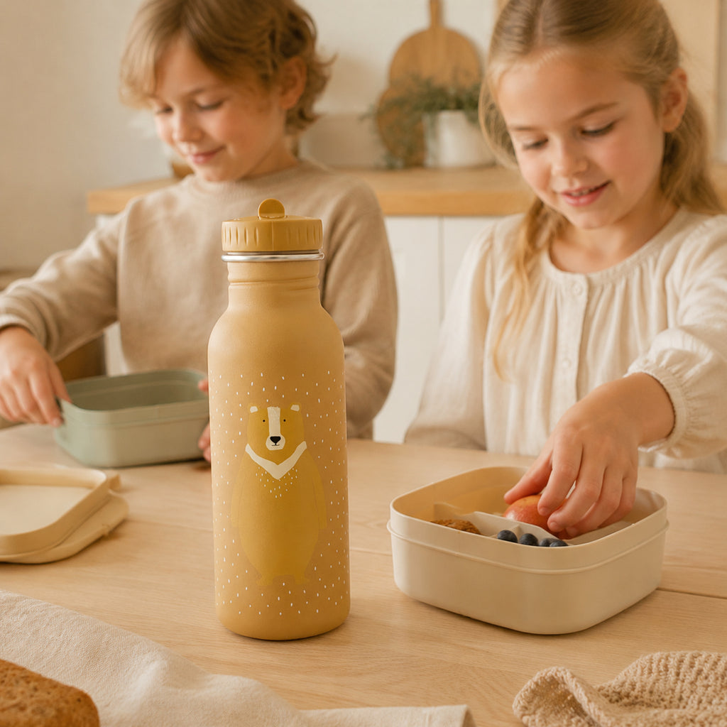 Kinder bereiten Lunchbox mit Trixie Mr. Bear Trinkflasche vor