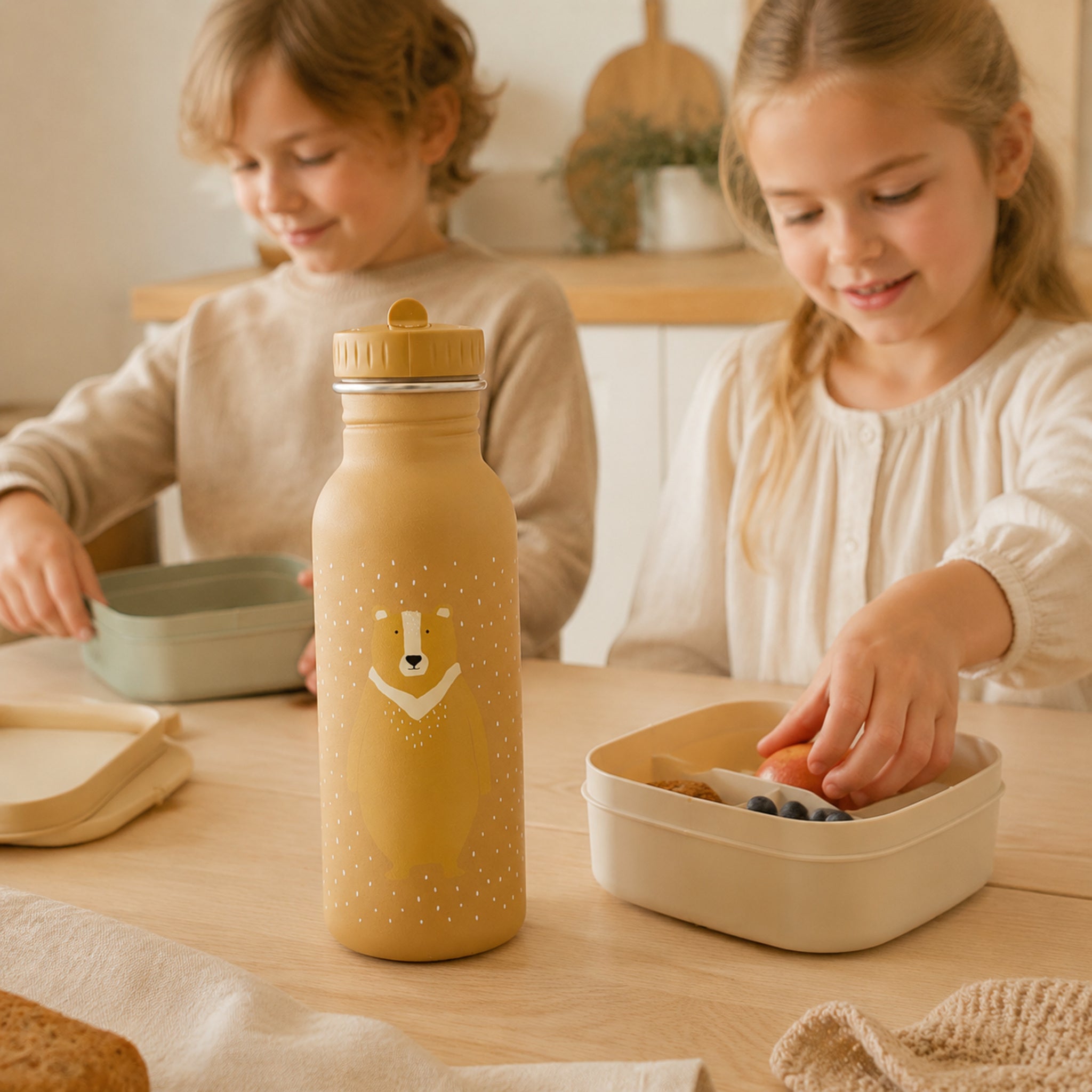 Kinder bereiten Lunchbox mit Trixie Mr. Bear Trinkflasche vor