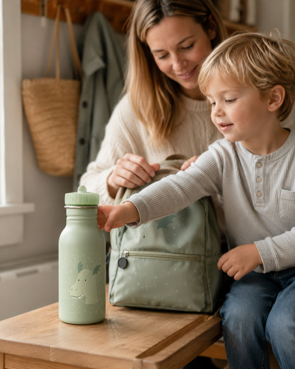 Trixie Mr. Dragon Kinder-Trinkflasche beim Rucksackpacken