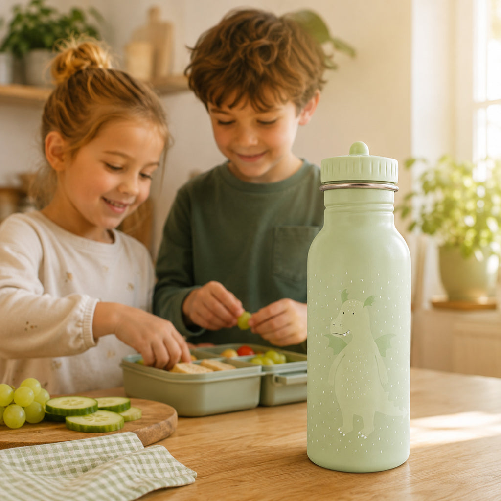 Kinder bereiten Lunchbox mit Trixie Mr. Dragon Trinkflasche vor