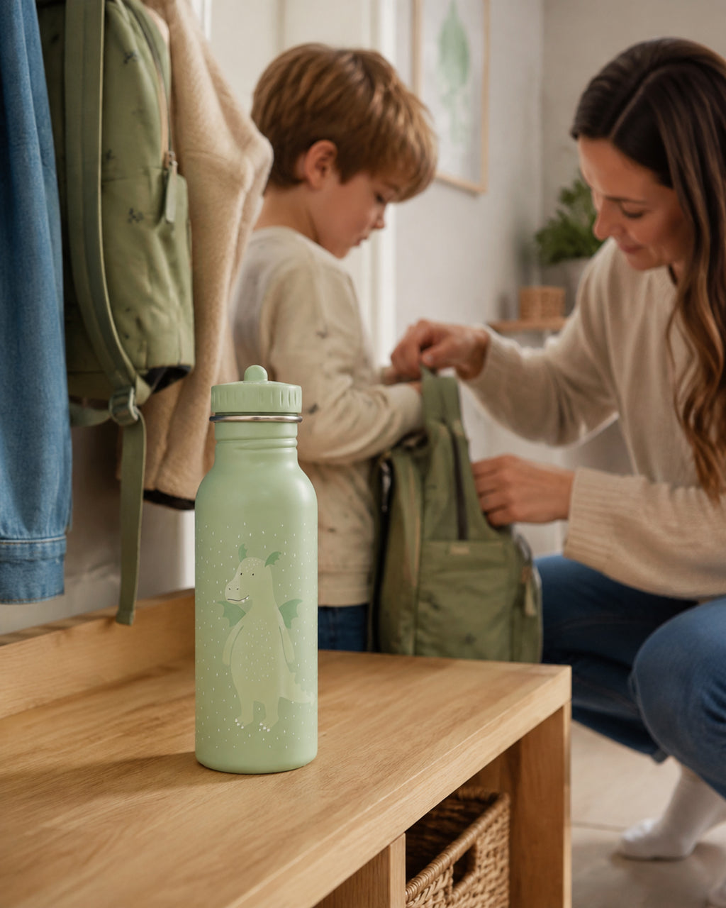 Trixie Mr. Dragon Kinder-Trinkflasche beim Rucksackpacken