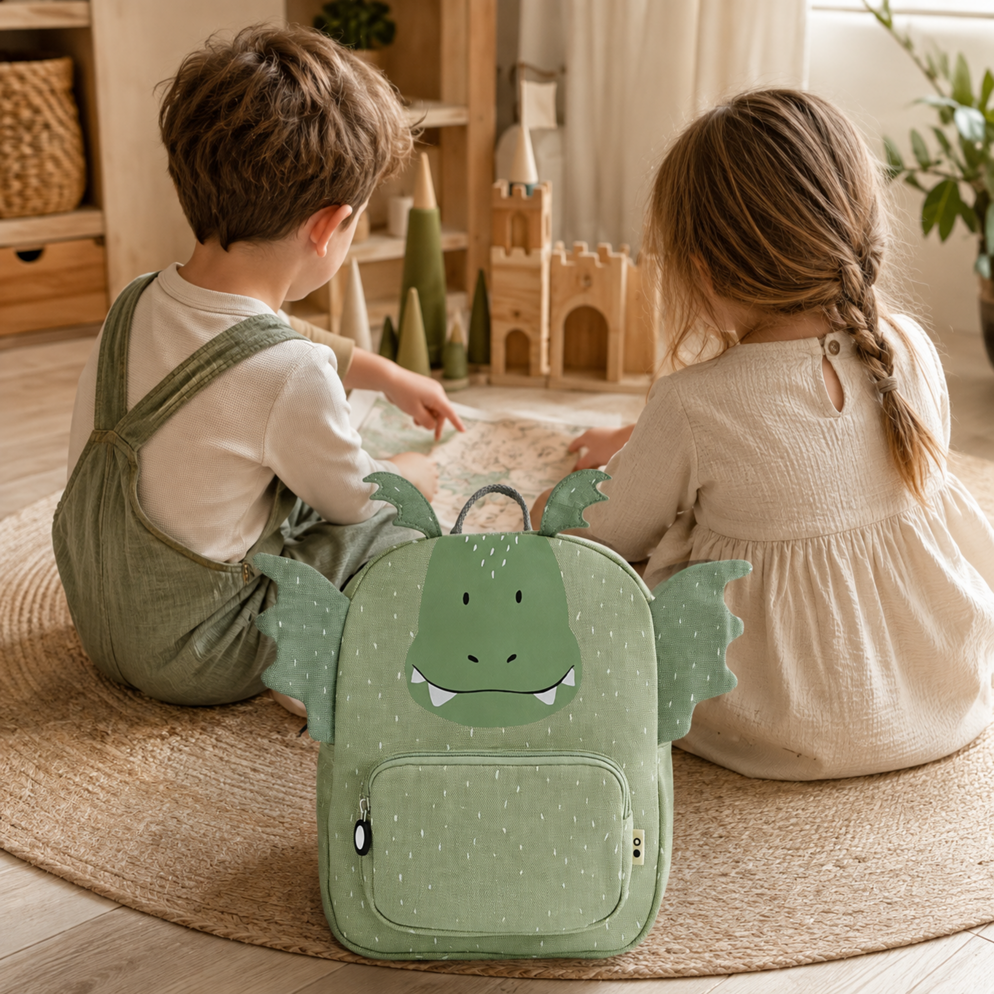 Geschwister mit Kinderrucksack Mr. Dragon
