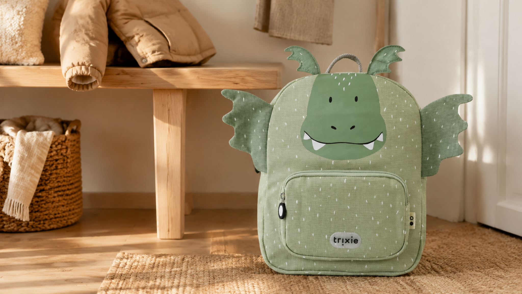 Kinderrucksack Mr. Dragon im warmen Kindergarten-Flur