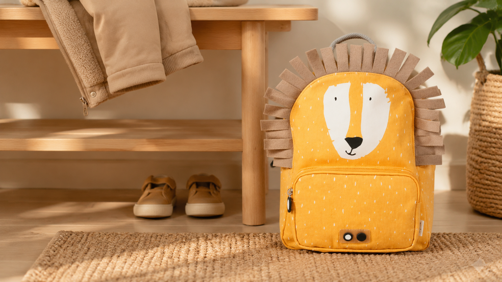 Kinder-Rucksack Mr. Lion im warmen Kindergarten-Flur