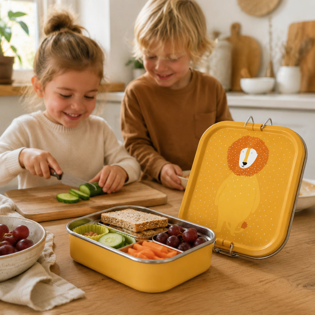 Kinder bereiten Lunch mit Trixie Mr. Lion Brotdose vor