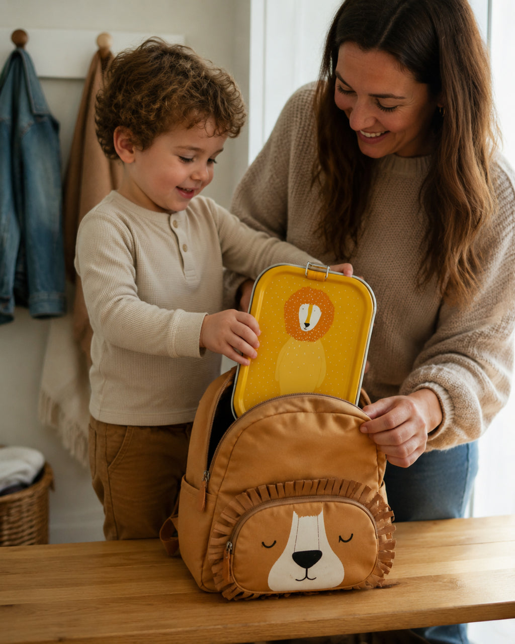 Trixie Mr. Lion Kinder-Brotdose beim Rucksackpacken