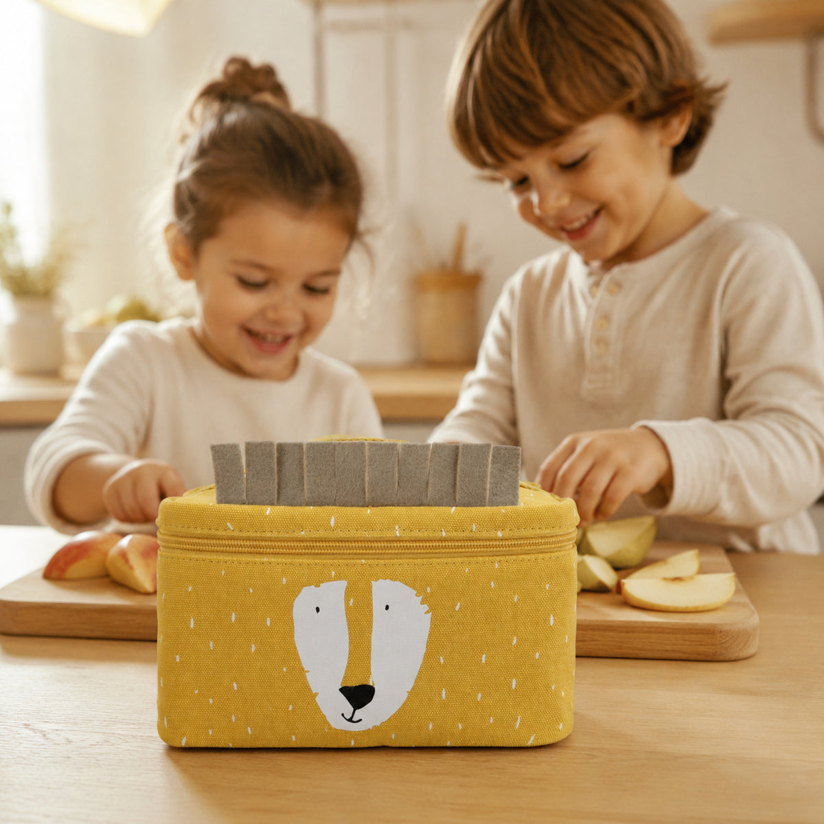 Thermo-Lunchtasche Mr. Lion – Kinder bereiten Obst vor