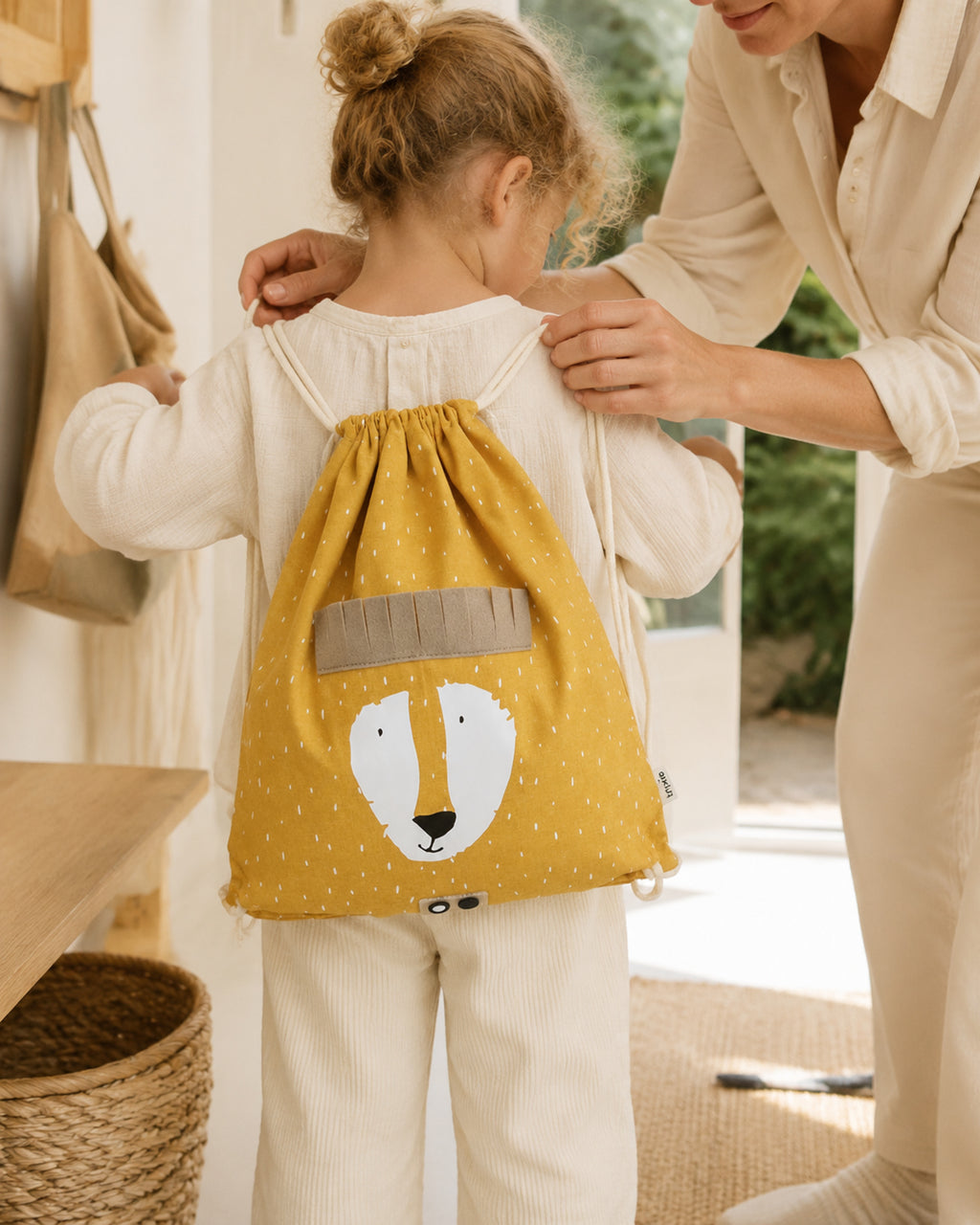 Kinder-Turnbeutel Mr. Lion – getragen im Familienalltag