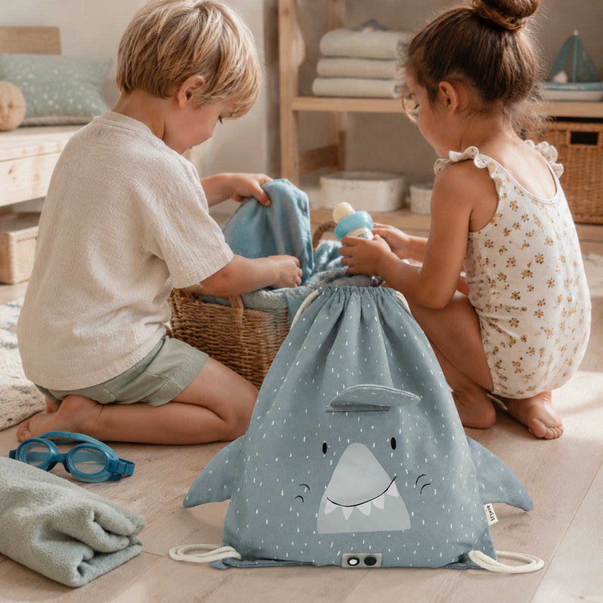 Geschwister packen den Turnbeutel Mr. Shark