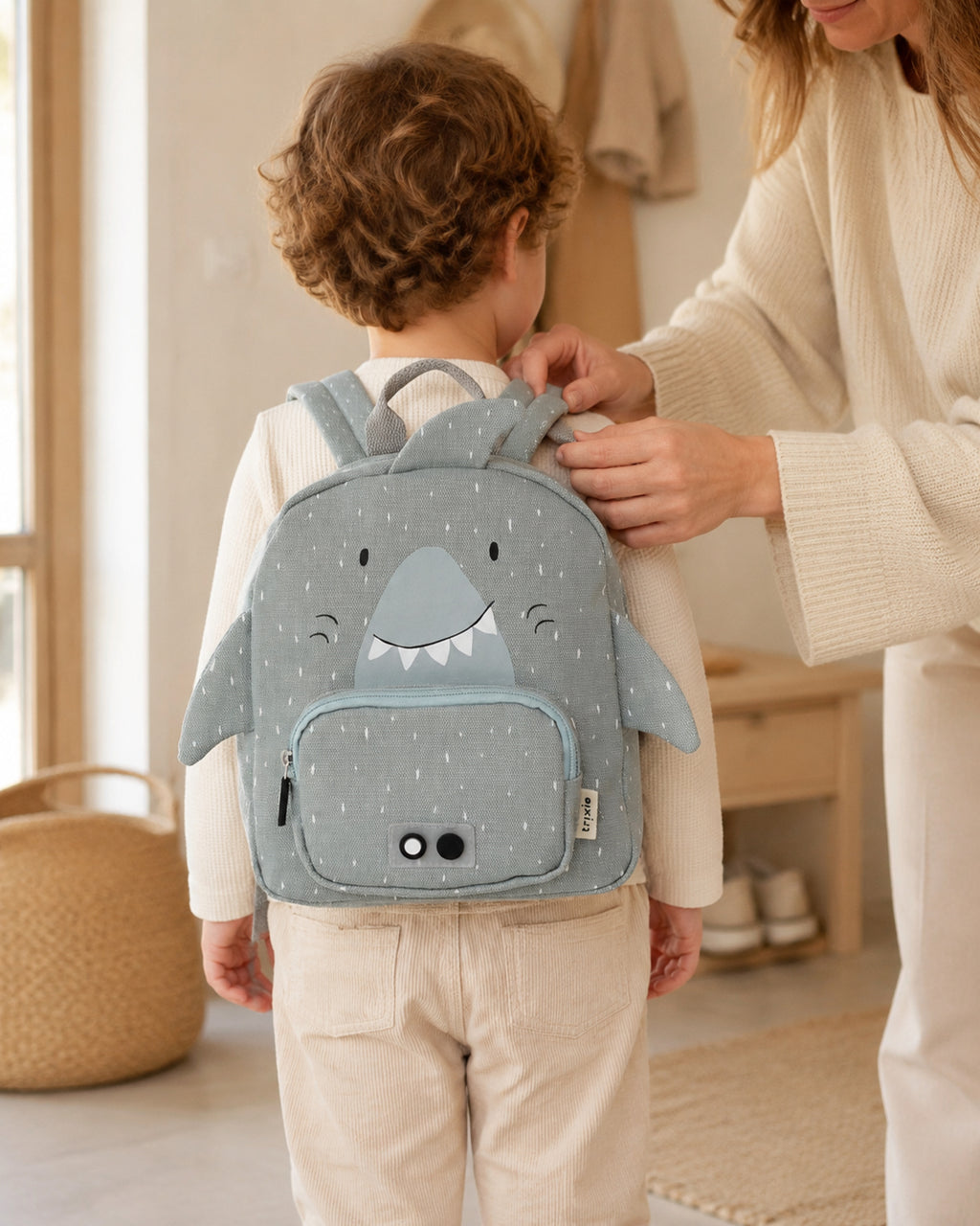 Kinder-Rucksack Mr. Shark – getragen im Familienalltag