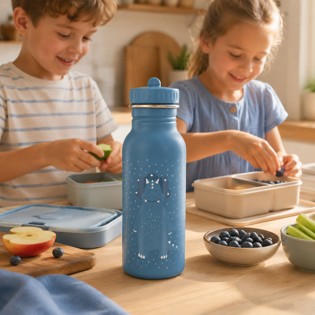 Kinder bereiten Lunchbox mit Trixie Mr. Triceratops Trinkflasche vor