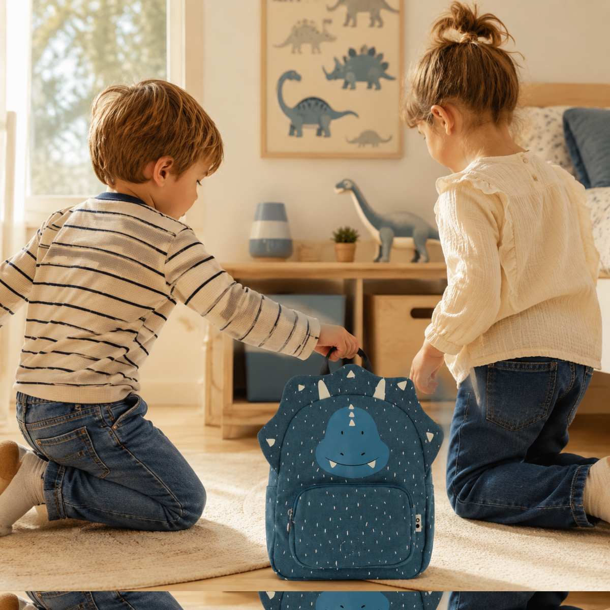 Geschwister mit Kinderrucksack Mr. Triceratops