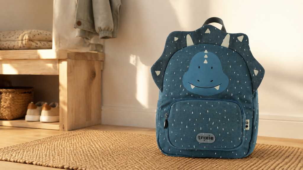 Kinderrucksack Mr. Triceratops im warmen Kindergarten-Flur