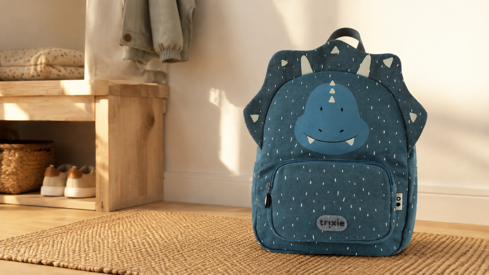Kinderrucksack Mr. Triceratops im warmen Kindergarten-Flur