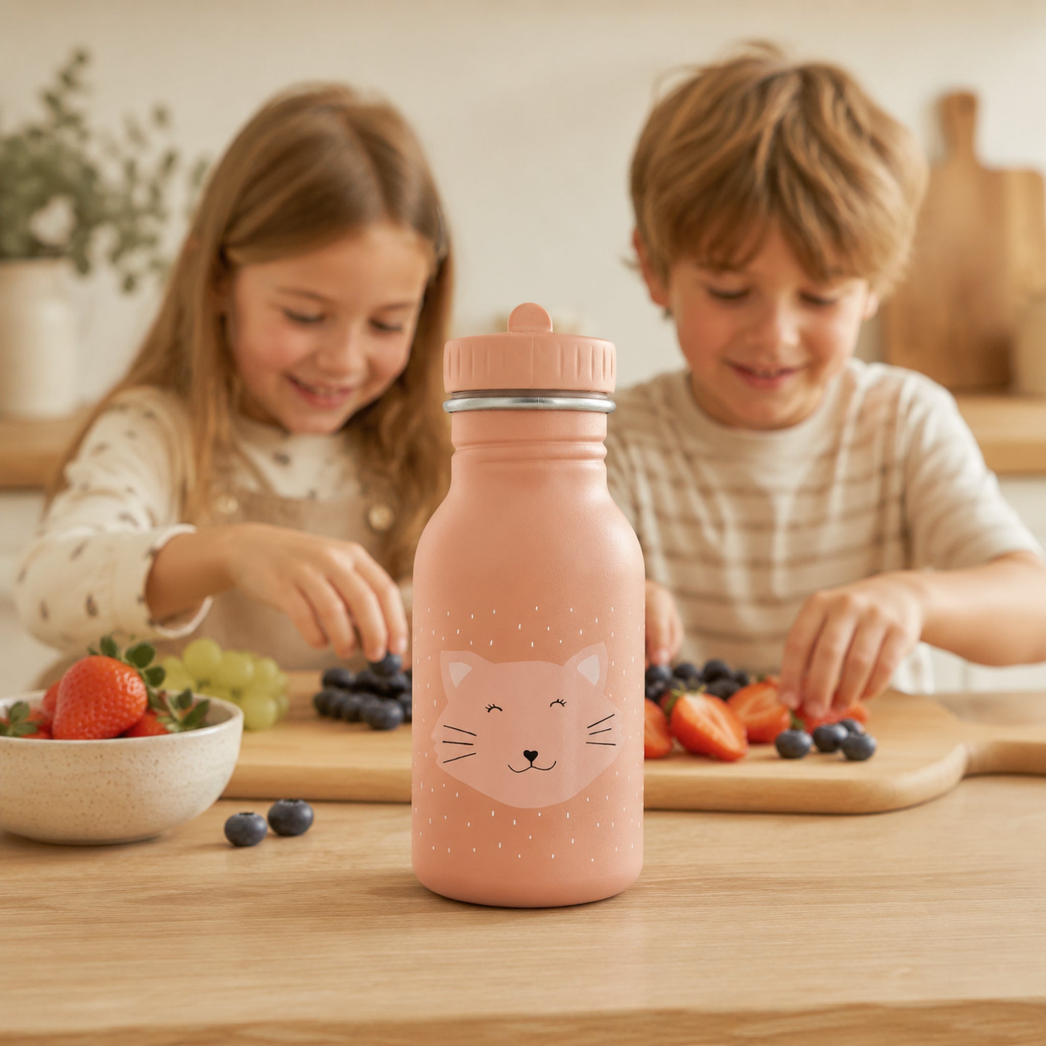 Kinder-Trinkflasche Mrs. Cat 350 ml – Kinder bereiten Obst vor