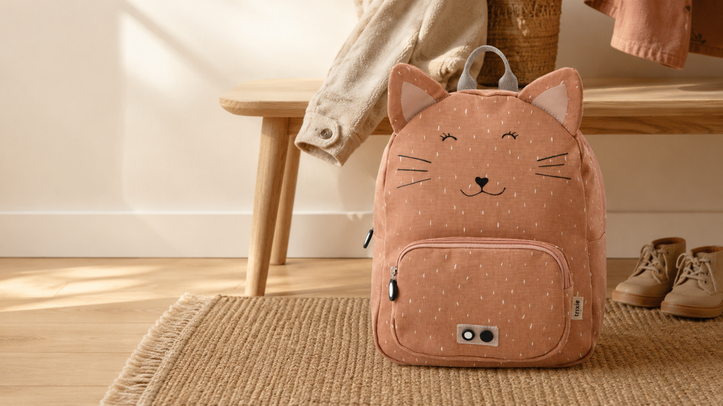 Kinder-Rucksack Mrs. Cat im warmen Kindergarten-Flur