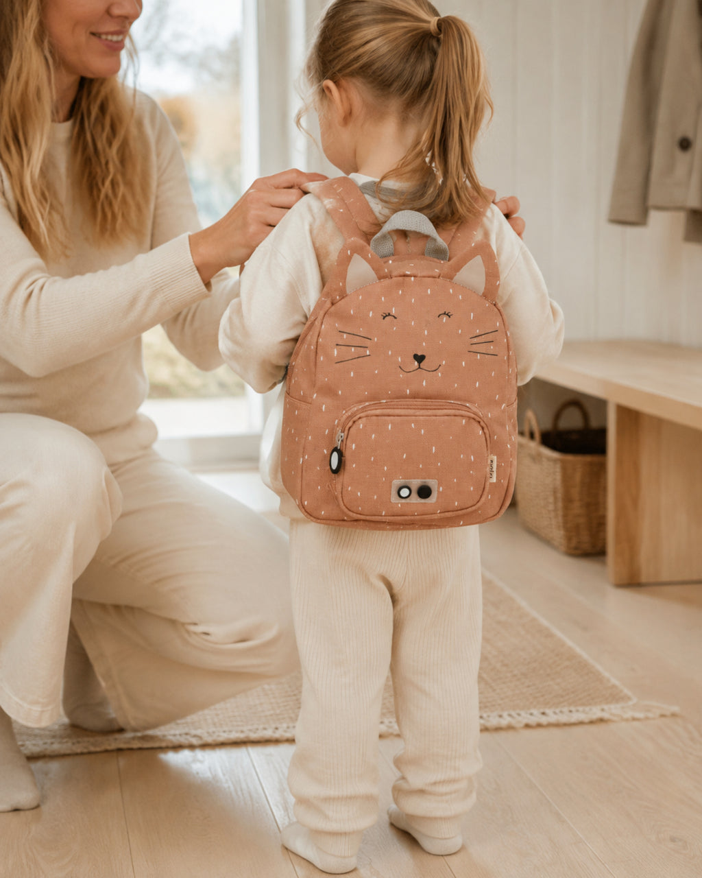 Kleiner Kinder-Rucksack Mrs. Cat – getragen im Familienalltag