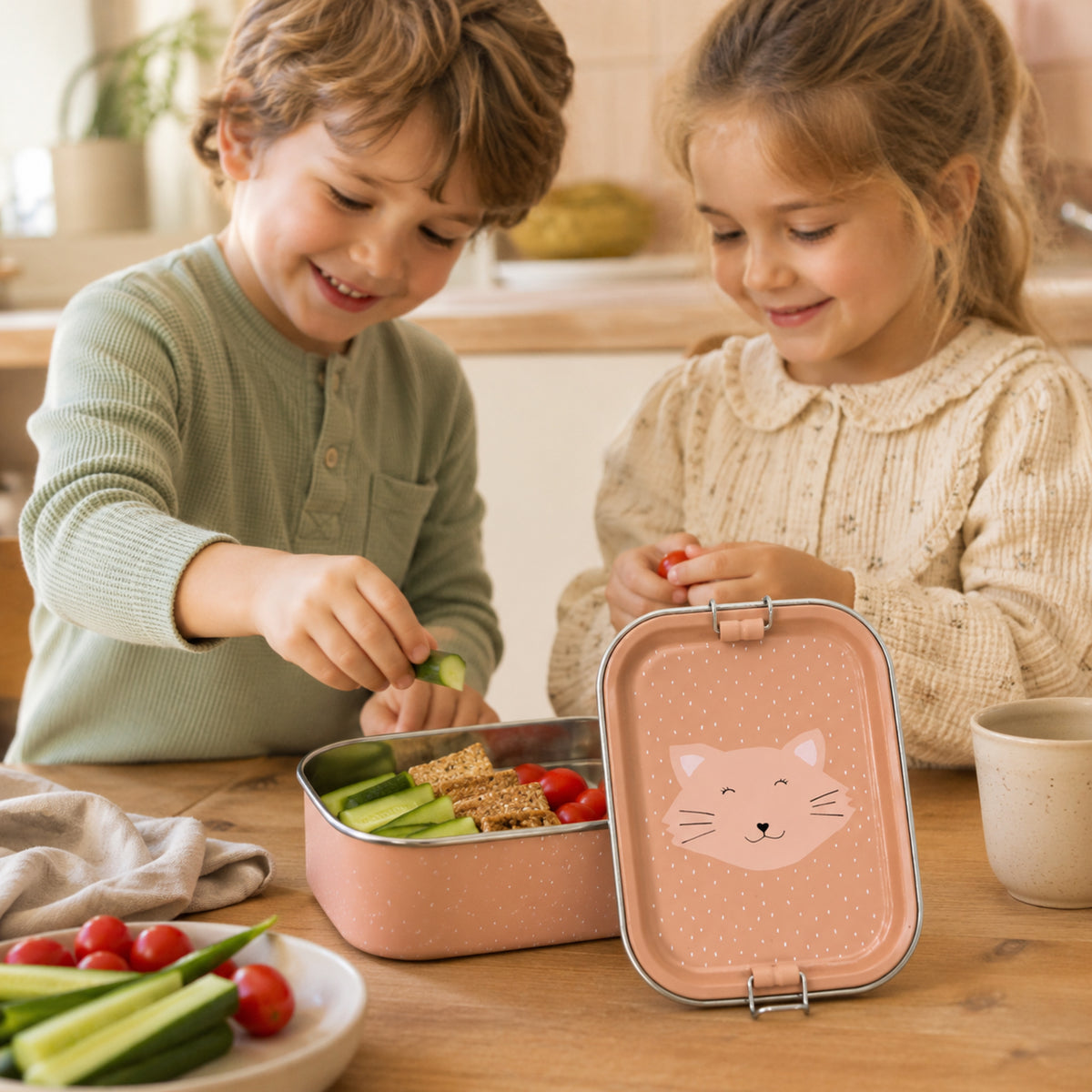 Kinder bereiten Snack mit Trixie Mrs. Cat Brotdose vor