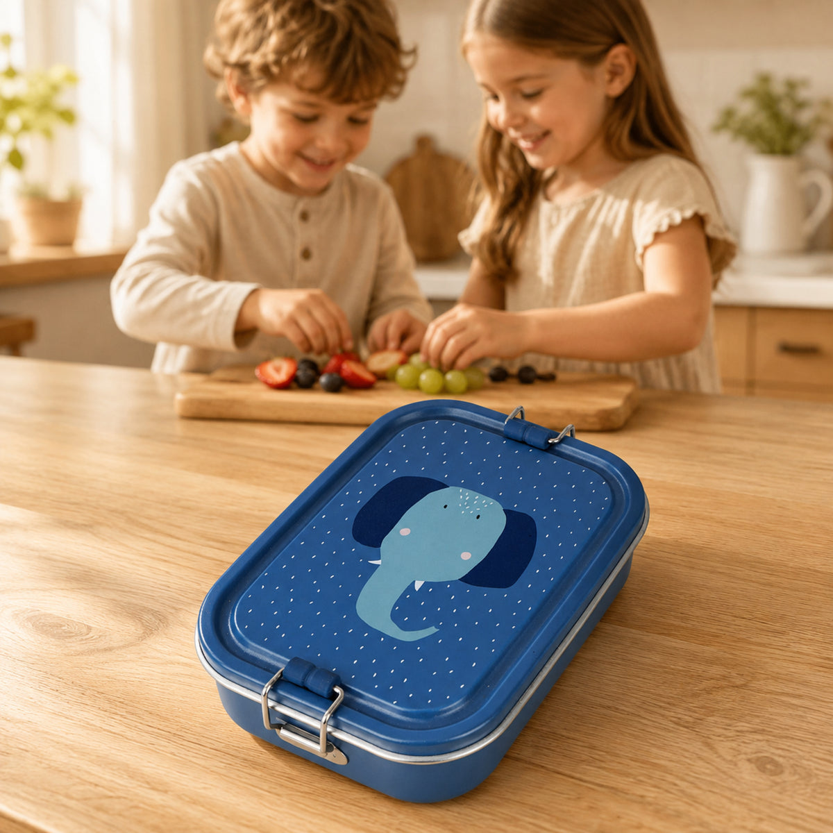 Kleine Edelstahl-Brotdose Mrs. Elephant – Kinder bereiten einen Snack vor