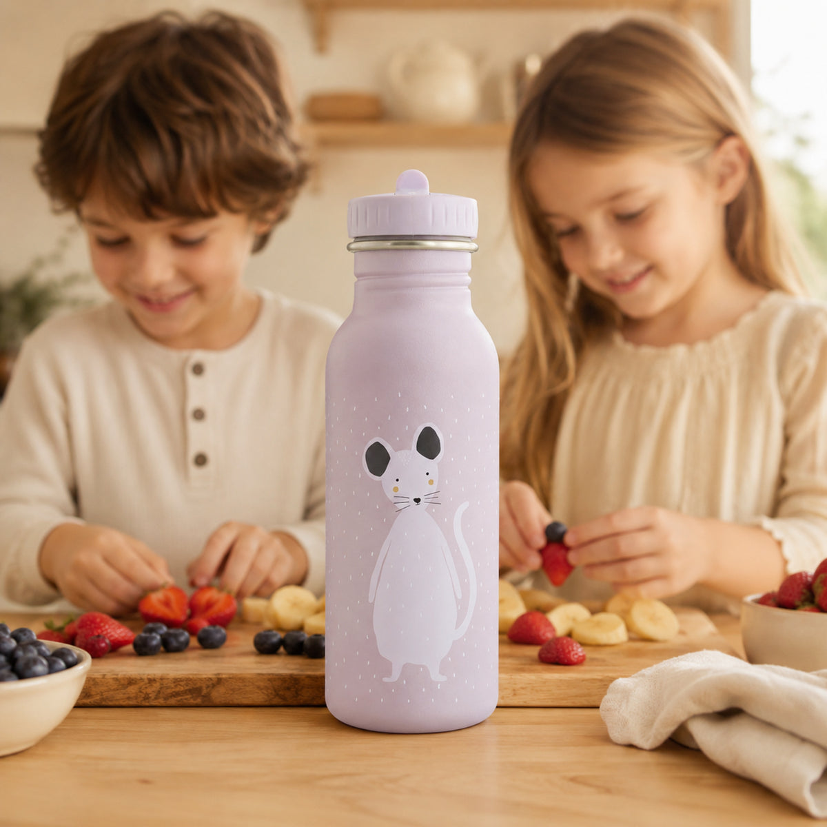 Kinder-Trinkflasche Mrs. Mouse 500 ml – Kinder bereiten Obst vor