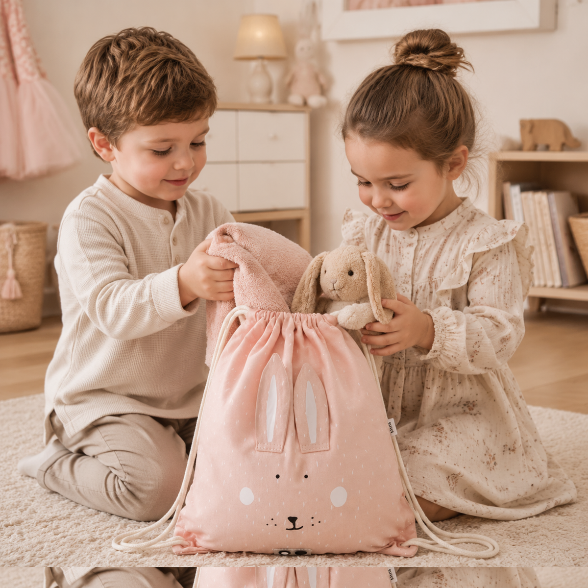 Geschwister packen den Turnbeutel Mrs. Rabbit