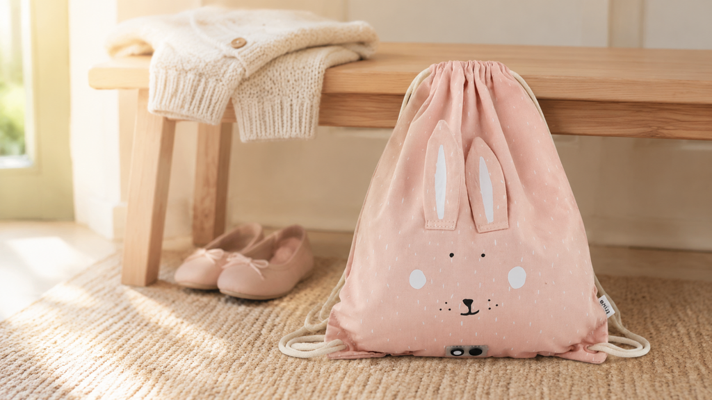 Turnbeutel Mrs. Rabbit im warmen Kindergarten-Flur