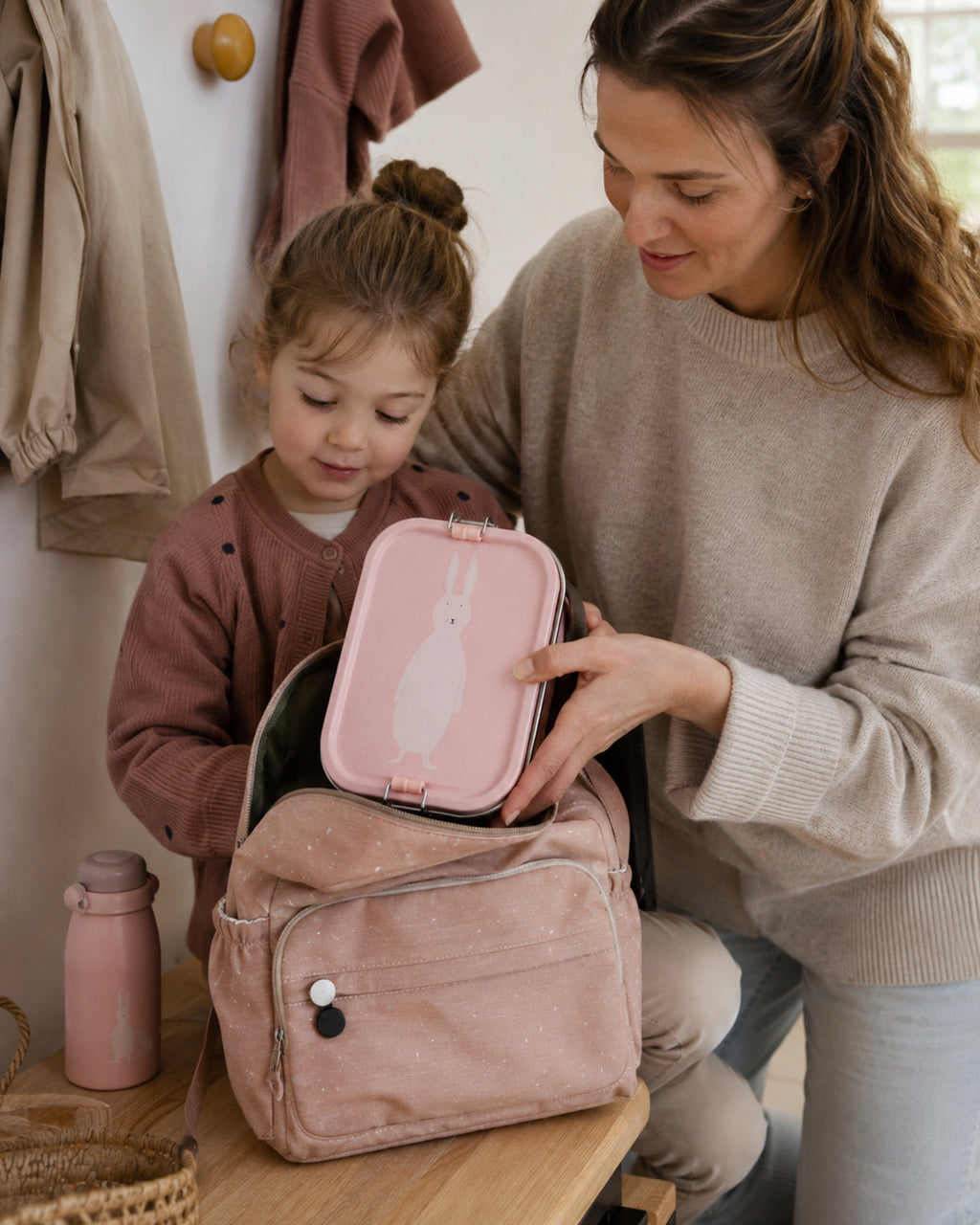 Trixie Mrs. Rabbit Kinder-Brotdose beim Rucksackpacken