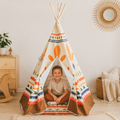 Kinder-Tipi Native Vibe mit Kind im skandinavischen Kinderzimmer