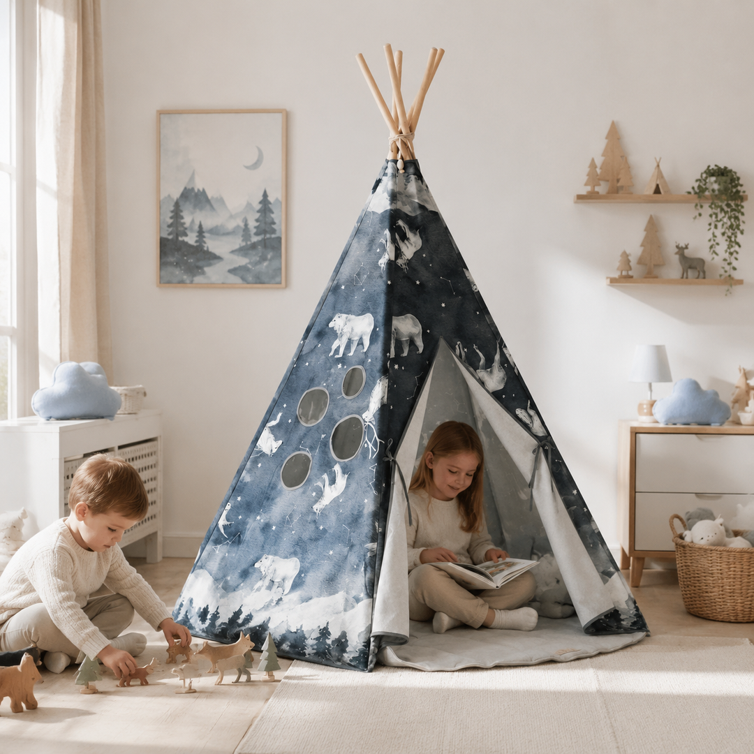 Geschwister spielen am Kinder-Tipi Night Sky