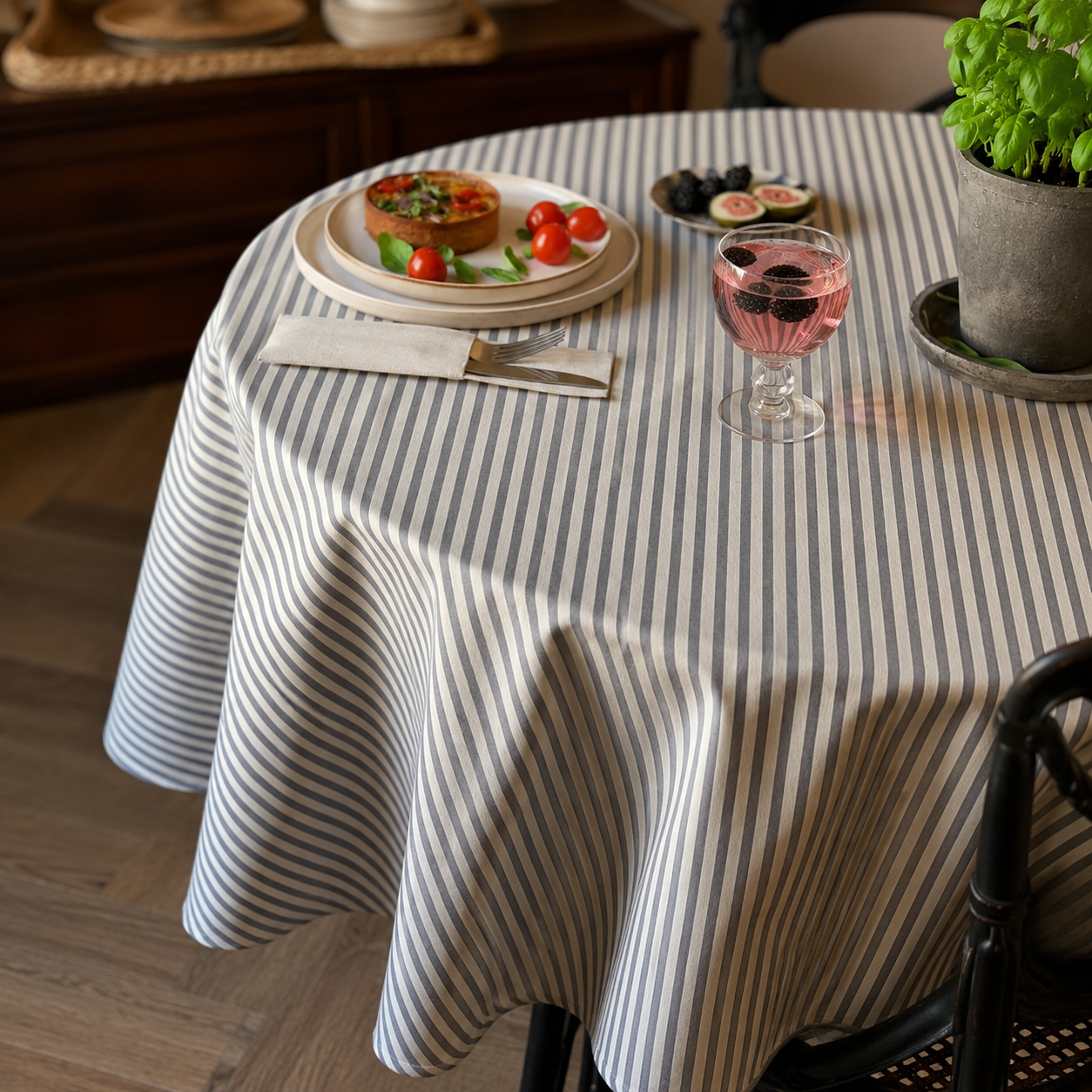 Runde Tischdecke Nord 1 – Detail von Stoff, Saum und Originalmuster