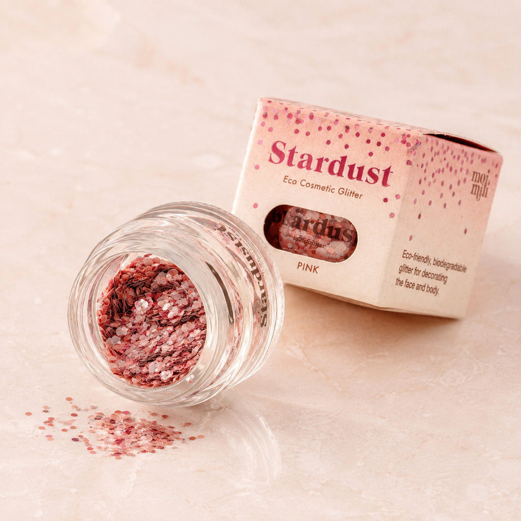 Detailaufnahme von rosa biologisch abbaubarem Sternenstaub-Glitzer