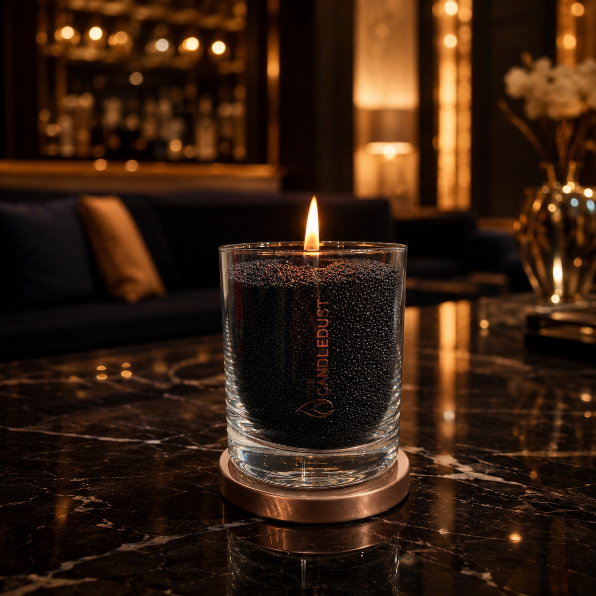 Schwarze Pulverkerze im Glas mit warmer Flamme in luxuriöser Abendstimmung