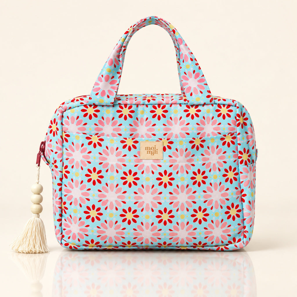 Große Kosmetiktasche Rote Blumen mit roten und rosa Margeriten auf hellblauem Grund auf hellem Spiegelboden