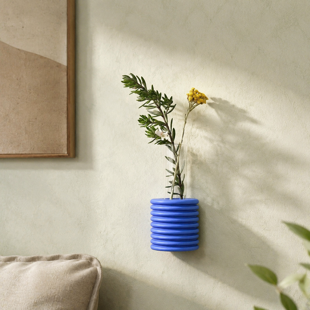Ribble Wandvase – Blau – in modernem Flurambiente