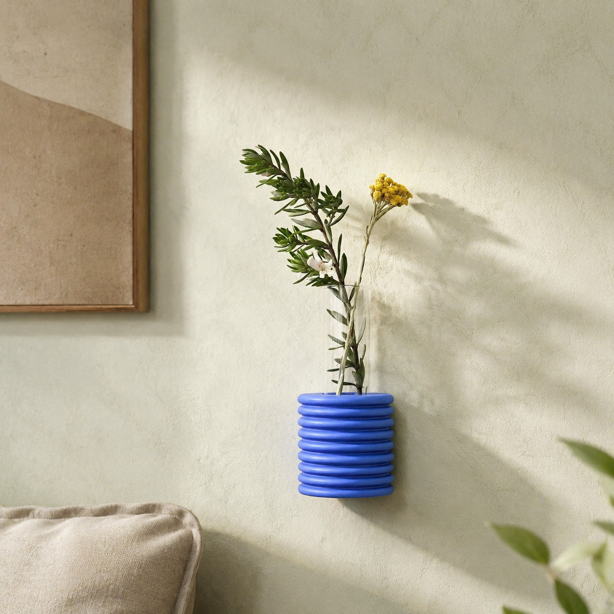 Ribble Wandvase – Blau – in modernem Flurambiente